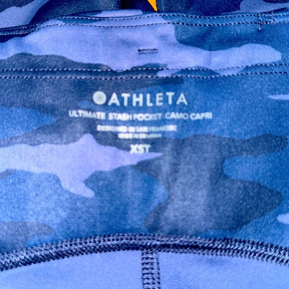 Athleta ultimate stash‎ pocket camo capri - Picture 4 of 8